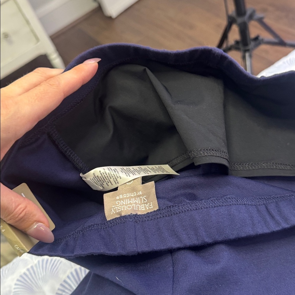 ✨ Chico’s Fabulously Slimming Navy Capri Pants NWT 0 Chicos US 4 - Picture 8 of 8